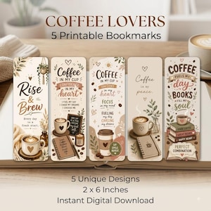 Puede incluir: Cinco marcapáginas imprimibles con ilustraciones de temática cafetera y textos como Rise & Brew, Coffee in my cup, Coffee is my peace y Coffee fuels my day. Los diseños incluyen tazas, libros y plantas en una paleta de colores beige y marrón.