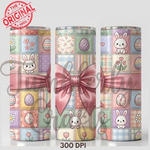 Peut inclure: Un gobelet aux couleurs pastel avec un motif patchwork et des illustrations sur le thème de Pâques. Le motif comprend des lapins, des œufs, des fleurs et un grand nœud rose. Le texte "THE ORIGINAL 100%" est estampillé en haut à gauche. Le bas du gobelet indique "300 DPI".