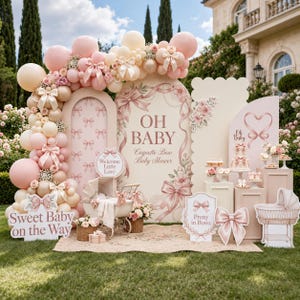 Può includere: Un allestimento per baby shower con un grande arco di palloncini nei toni del rosa e crema, fondali ad arco con illustrazioni di fiori e fiocchi, scritte OH BABY, Coquette Bow Baby Shower, Sweet Baby on the Way e una carrozzina vintage.