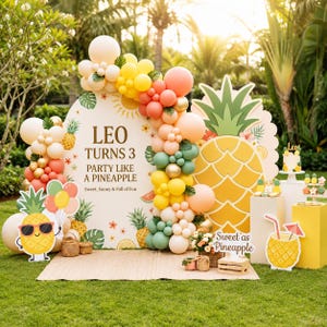 Può includere: Uno sfondo per feste con un grande arco con il testo LEO TURNS 3 PARTY LIKE A PINEAPPLE, decorato con una ghirlanda di palloncini nei toni del pesca, giallo e verde, insieme a una sagoma di ananas e un personaggio ananas.