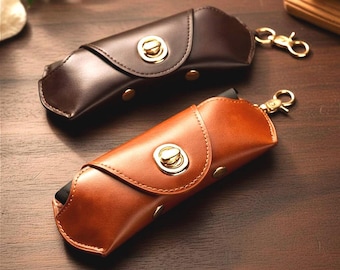 Estuche para gafas de sol con correa para el cuello / Funda para gafas de piel vegana con cordón / Soporte portátil con clip para gafas / Regalo de viaje para hombres y mujeres