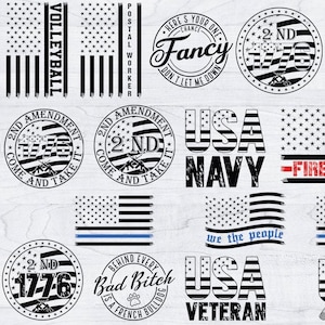 Könnte beinhalten: Eine Sammlung von schwarz-weißen Grafikdesigns mit amerikanischen Flaggenmotiven und patriotischem Text. Designs beinhalten den Text "1776", "2ND AMENDMENT", "USA NAVY", "VOLLEYBALL", "POSTAL WORKER", "FIREFIGHTER" und "USA VETERAN".