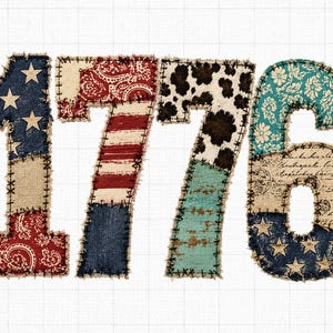 Könnte beinhalten: Die Zahl 1776 im Patchwork-Stil mit ausgefransten Kanten. Die Ziffern zeigen verschiedene Muster, darunter ein blaues Feld mit weißen Sternen, rot-weiße Streifen, braunes Kuhfellmuster, türkisfarbene Blumenmotive, Vintage-Schrift und rote Paisley-Stoffe.