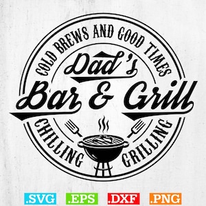 Könnte beinhalten: Schwarz-weißes Grafikdesign für eine Bar und einen Grill. Das Design zeigt den Text "Dad's Bar & Grill" in einem kreisförmigen Rahmen mit den Worten "Cold Brews and Good Times" und "Chilling Grilling". Ein Grill und Gabeln sind ebenfalls enthalten.