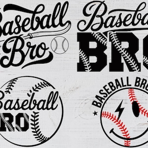 Op de afbeelding: Vier honkbalthema-ontwerpen in zwart en wit. De ontwerpen bevatten de woorden "Baseball Bro" met een honkbal en een knuppel, "Baseball BRO" in blokletters en een honkbal met de woorden "Baseball BRO" erin. Het laatste ontwerp is een honkbal met een smiley en de woorden "Baseball Brother".