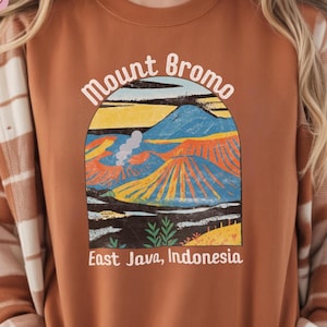 Mount Bromo Landscape T-shirt, East Java Indonesia Travel Tee, Retro Volcano Shirt, Vintage Mountains Tee-Shirt