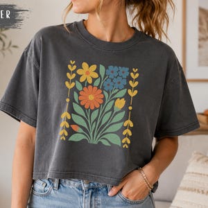 Comfort Colors Folk Art Floral Boxy Cropped Tee, Scandinavian Flower Tee, Retro Crop Top, Cottagecore Graphic Tee, Vintage Botanical Top