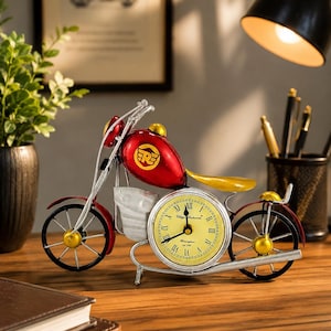 Handgjord motorcykelklocka i metall, röd vintage motorcykeldekor, industriell accent i glas