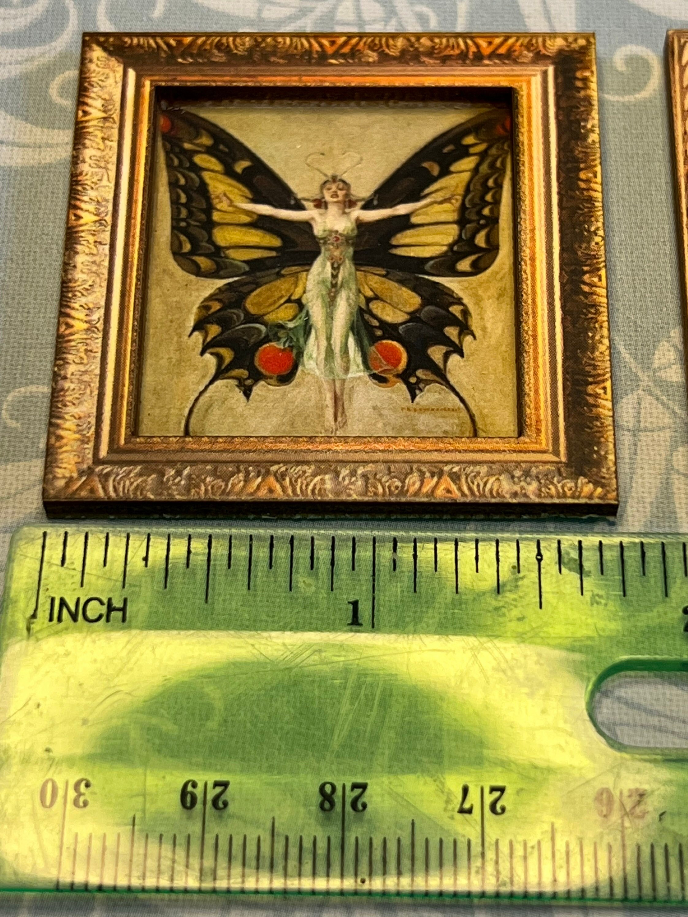 Cornice per casa delle bambole in miniatura in stile Liberty e Art Déco con donna farfalla - Italia Cornice per casa delle bambole in miniatura in stile Liberty e Art Déco con donna farfalla - Italia