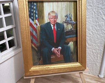 Miniatur-Puppenhaus-Zimmer-Box-Wand-Kunst-Gold gerahmtes Porträt von Präsident Donald Trump handgemachtes 1: 12