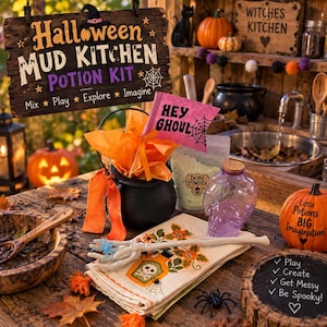 Può includere: Un kit di pozioni per cucina di fango di Halloween con un calderone in plastica nera riempito di carta velina arancione, una bandierina rosa con la scritta HEY GHOUL, un sacchetto di polvere d'ossa, una bottiglia viola a teschio e un cucchiaio.