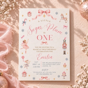 Può includere: Un invito rettangolare per il primo compleanno con un fiocco rosa, una ballerina, uno schiaccianoci, un topo e caramelle. Il testo recita: A LITTLE Sugar Plum IS ONE, YOU'RE INVITED TO A MAGICAL FIRST BIRTHDAY CELEBRATION FOR EMILIA, SAT DEC 14 2:00 PM, THE WILSON RESIDENCE 1234 SNOWFLAKE LANE AUSTIN, TX, RSVP TO OLIVIA AT 123-456-7890 BY DECEMBER 1ST.