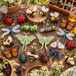 Puede incluir: Una colección de insectos tejidos a ganchillo que incluye abejas, mariquitas, libélulas, mariposas, polillas y orugas. El conjunto presenta varios colores como rojo, amarillo, verde y azul, con texturas y patrones detallados en cada criatura.