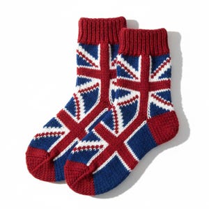 Puede incluir: Un par de calcetines de punto con el diseño de la bandera británica. Los calcetines tienen puño, talón y puntera rojos, con base azul y un patrón de bandera blanca y roja. Sobre un fondo blanco.