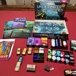 Puede incluir: Un juego de tres tazas de cerámica con un acabado mate moteado. Cada taza presenta un color diferente: azul claro, crema y gris. Las tazas tienen un diseño simple y moderno y un asa cómoda.