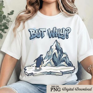 Könnte beinhalten: Weißes T-Shirt mit einer blau-grauen Grafik eines Pinguins auf einem Eisberg vor einem Berg. Der Text "BUT WHY?" steht in blauen Graffiti-Buchstaben über der Grafik. Das Bild ist mit "300 DPI PNG Digital Download" beschriftet.