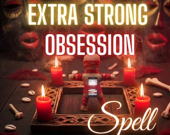 Puede incluir: Una muñeca vudú de arpillera beige envuelta en hilo rojo se encuentra en el centro de un marco de madera cuadrado. Cuatro velas de pilar rojas rodean a la muñeca. El texto dice "Same day + Photo proof", "EXTRA STRONG OBSESSION" y "Spell".