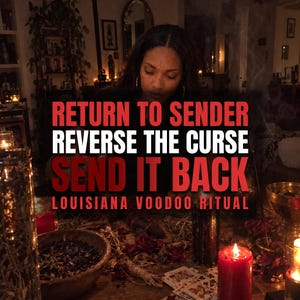 Puede incluir: Un escenario ritual con velas rojas, un cuenco de madera con contenido oscuro y cartas de juego sobre una mesa. El texto dice: RETURN TO SENDER, REVERSE THE CURSE, SEND IT BACK, LOUISIANA VOODOO RITUAL. La escena tiene una luz tenue.