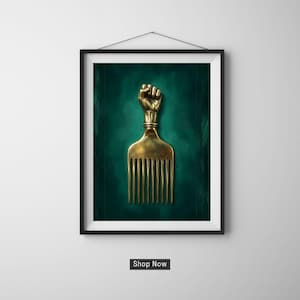 Puede incluir: Impresión artística enmarcada de un peine afro dorado con un diseño de puño en alto. El peine se encuentra sobre un fondo verde oscuro. Las palabras "Shop Now" están en la parte inferior del marco.