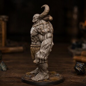 Gigante Cornudo STL — Miniatura de jefe gigante de montaña para DnD Fantasy (impresión 3D) imagen 5