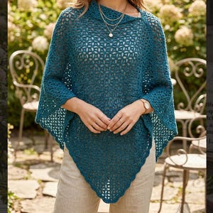 Könnte beinhalten: Türkisfarbener Häkelponcho mit asymmetrischem Design. Das offene Muster erzeugt ein leichtes Gefühl. Der Poncho hat einen drapierten Ausschnitt und einen dreieckigen Saum. Dieses handgefertigte Kleidungsstück ist ideal zum Überziehen.