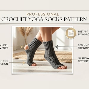 Puede incluir: Un par de calcetines de yoga de ganchillo gris oscuro con diseño de talón y dedos abiertos. El texto en la imagen dice: PROFESSIONAL CROCHET YOGA SOCKS PATTERN, INSTANT PDF DOWNLOAD, OPEN HEEL COMFORT, BEGINNER FRIENDLY, NARROW & WIDE FEET INCLUDED.