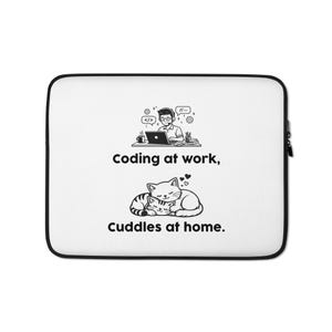 Op de afbeelding: Witte laptoptas met een zwarte rand. Het ontwerp toont een programmeur aan het werk boven twee knuffelende katten. De tekst luidt "Coding at work, Cuddles at home."