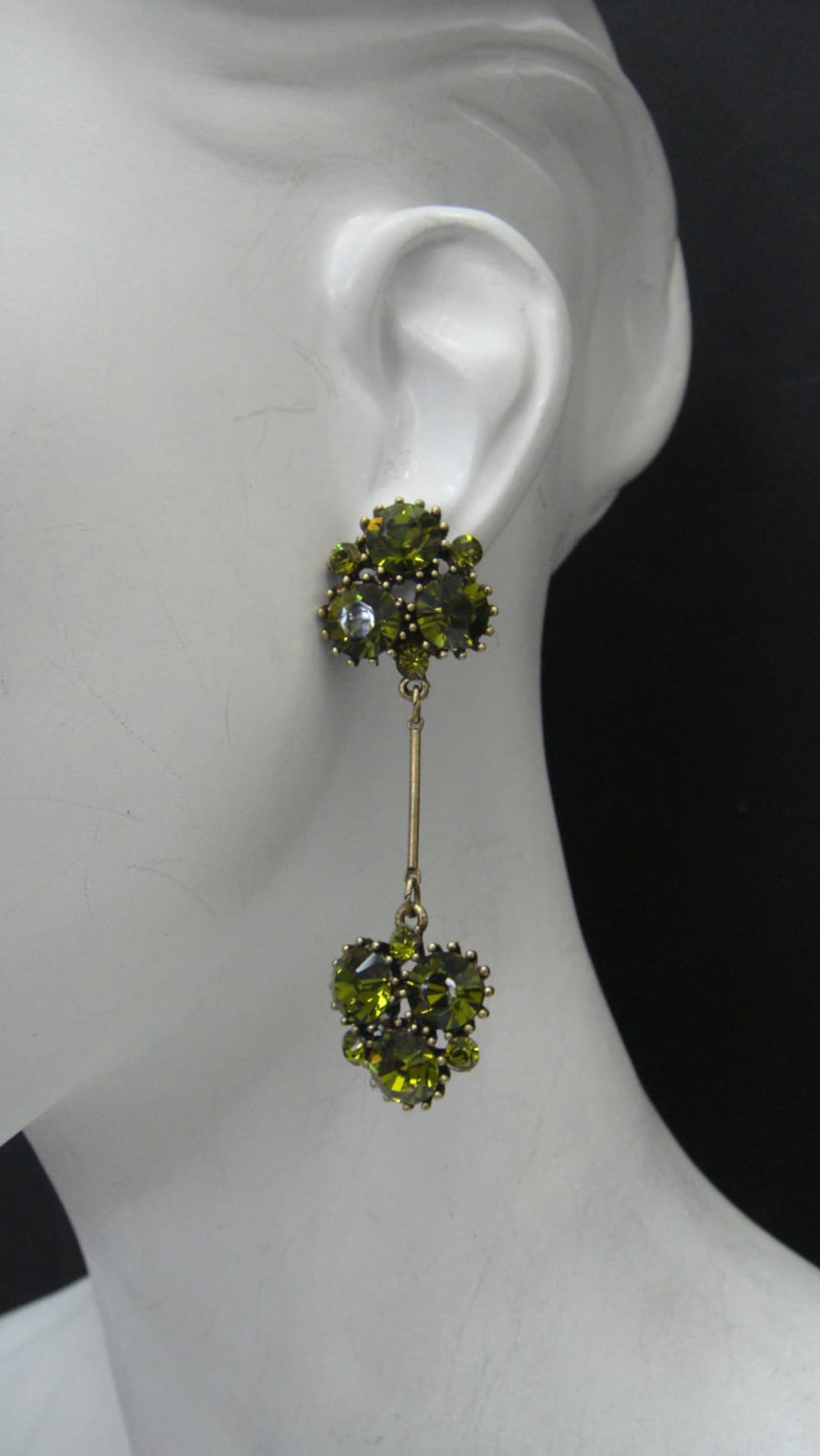 Oculus Strass Clip On Earring in Olive