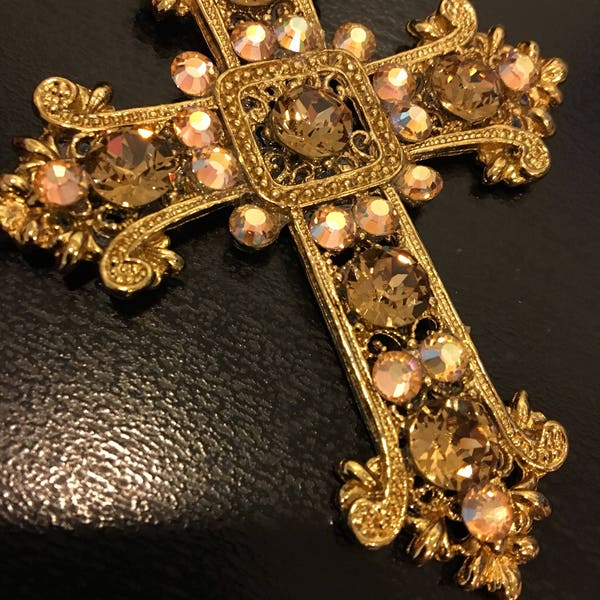 Gothique Renaissance - Pendentif croix antique en or et cristaux couleur champagne avec chaîne