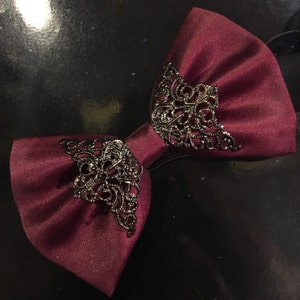 Lush burgundy bow tie.