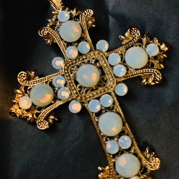 Gothique Renaissance - Collier pendentif croix en cristal d'opale blanche plaqué or 24 carats