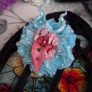 手彫りの牙付き花のブローチペンダント、ゴシックダークファンタジージュエリー（ポリマークレイ）