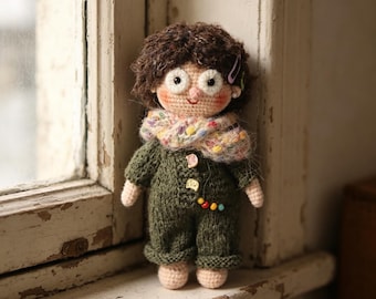 Hand-Knitted Little Girl Doll, Wool Yarn Amigurumi Toy, Desktop Decoration, Quirky Character Puppet Wedding party