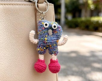 Colgante decorativo hecho a mano con la letra mayúscula "R", ideal para llaveros, bolsos, fiestas o el Día del Padre.