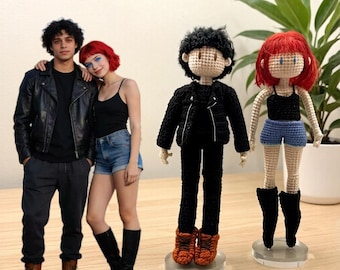 Figuritas de pareja tejidas a mano y personalizadas como regalos de cumpleaños para niños y familiares. Fiesta de bodas.