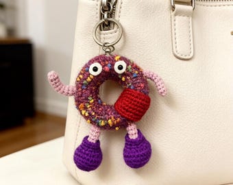 Colgante de muñeca con la letra mayúscula "Q" tejida a mano, decoración para mochila, regalo para un amigo, regalo para el Día del Padre.