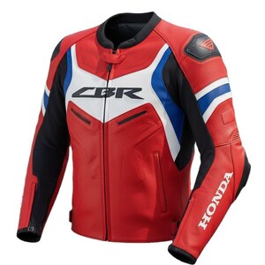 Könnte beinhalten: Eine rot-weiß-blaue Motorradjacke mit dem Schriftzug CBR auf der Brust und HONDA auf dem Ärmel. Die Jacke hat einen schwarzen Kragen, schwarze Seitenteile und schützende Schulterpolster mit einer strukturierten Oberfläche.