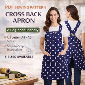 Pode incluir: Um avental azul marinho com costas cruzadas e bolinhas brancas, com um bolso frontal e botões dourados. A imagem inclui o texto "PDF Sewing Pattern CROSS BACK APRON" e "Beginner Friendly". O avental está disponível em 5 tamanhos.