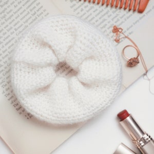 crochet scrunchie pattern. beginner crochet scrunchie. crochet hair band crochet pattern. easy crochet hair accessory pattern. hair elastic crochet pattern, beginner crochet hair scrunchie pattern