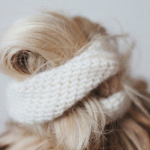 crochet scrunchie pattern. beginner crochet scrunchie. crochet hair band crochet pattern. easy crochet hair accessory pattern. hair elastic crochet pattern, beginner crochet hair scrunchie pattern