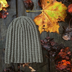 Mens ribbed beanie knitting pattern. easy knit toque beanie pattern. knit beanie pattern. fold up brim hat knit pattern. mens winter beanie knitting pattern. Men's classic beanie knitting pattern, ribbed knit winter hat in worsted weight yarn, easy beginner fitted men's beanie PDF instant download.
Man wearing handknit beanie hat for fall or winter. It's an easy hat knitting pattern for men, this men's fall beanie knitting pattern is fun and easy to knit.