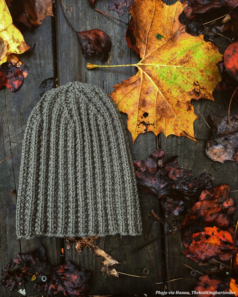 Mens ribbed beanie knitting pattern. easy knit toque beanie pattern. knit beanie pattern. fold up brim hat knit pattern. mens winter beanie knitting pattern. Men's classic beanie knitting pattern, ribbed knit winter hat in worsted weight yarn, easy beginner fitted men's beanie PDF instant download.
Man wearing handknit beanie hat for fall or winter. It's an easy hat knitting pattern for men, this men's fall beanie knitting pattern is fun and easy to knit.