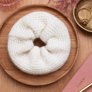 crochet scrunchie pattern. beginner crochet scrunchie. crochet hair band crochet pattern. easy crochet hair accessory pattern. hair elastic crochet pattern, beginner crochet hair scrunchie pattern