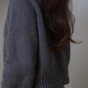 easy mock neck pullover sweater knitting pattern for women. beginner raglan knit pattern, easy pullover sweater knitting pattern by darling jadore. Women's cropped crewneck raglan sweater knitting pattern, oversized seamless top-down pullover in worsted weight yarn, beginner knit jumper PDF instant download. easy knit sweater pattern, beginner knit raglan sweater.