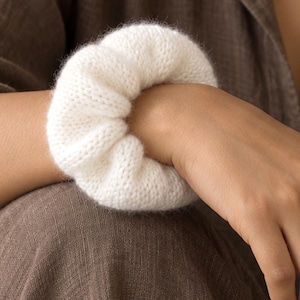 Klassiskt stickmönster för scrunchie, enkelt stickat hårband, stickmönster för håraccessoarer för kvinnor, stickad scrunchie för nybörjare, videor