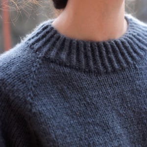 Mock neck Sweater knitting pattern. Women's cropped crewneck raglan sweater knitting pattern, oversized seamless top-down pullover in worsted weight yarn, beginner knit jumper PDF instant download. easy knit sweater pattern, beginner knit raglan sweater.