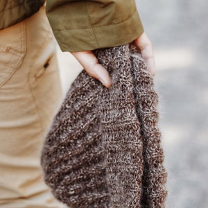 Mens ribbed beanie knitting pattern. easy knit toque beanie pattern. knit beanie pattern. fold up brim hat knit pattern. mens winter beanie knitting pattern. Men's classic beanie knitting pattern, ribbed knit winter hat in worsted weight yarn, easy beginner fitted men's beanie PDF instant download.
Man wearing handknit beanie hat for fall or winter. It's an easy hat knitting pattern for men, this men's fall beanie knitting pattern is fun and easy to knit.