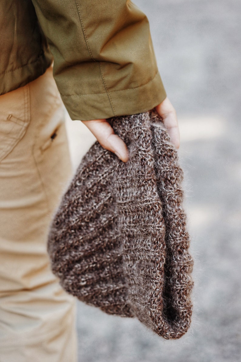 Mens ribbed beanie knitting pattern. easy knit toque beanie pattern. knit beanie pattern. fold up brim hat knit pattern. mens winter beanie knitting pattern. Men's classic beanie knitting pattern, ribbed knit winter hat in worsted weight yarn, easy beginner fitted men's beanie PDF instant download.
Man wearing handknit beanie hat for fall or winter. It's an easy hat knitting pattern for men, this men's fall beanie knitting pattern is fun and easy to knit.
