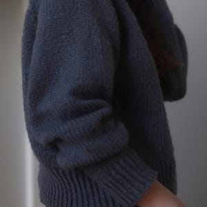 Women's cropped crewneck raglan sweater knitting pattern, oversized seamless top-down pullover in worsted weight yarn, beginner knit jumper PDF instant download. easy knit sweater pattern, beginner knit raglan sweater.
