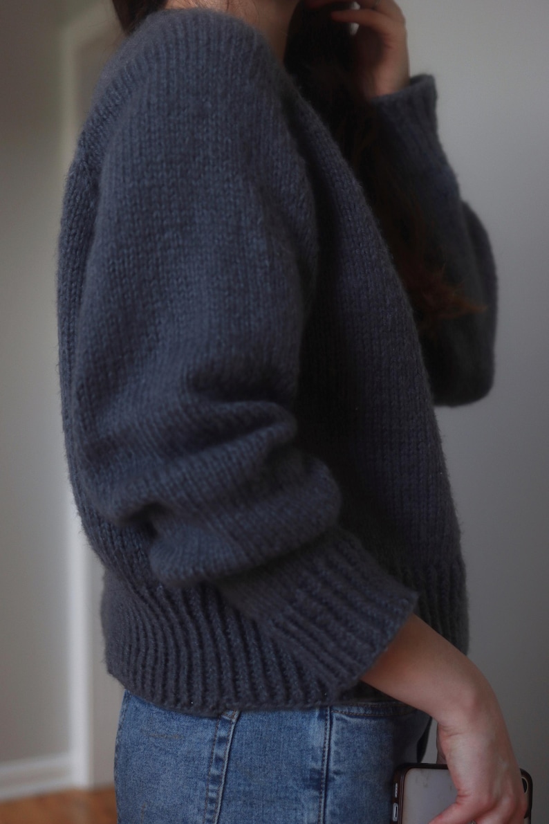 Women's cropped crewneck raglan sweater knitting pattern, oversized seamless top-down pullover in worsted weight yarn, beginner knit jumper PDF instant download. easy knit sweater pattern, beginner knit raglan sweater.
